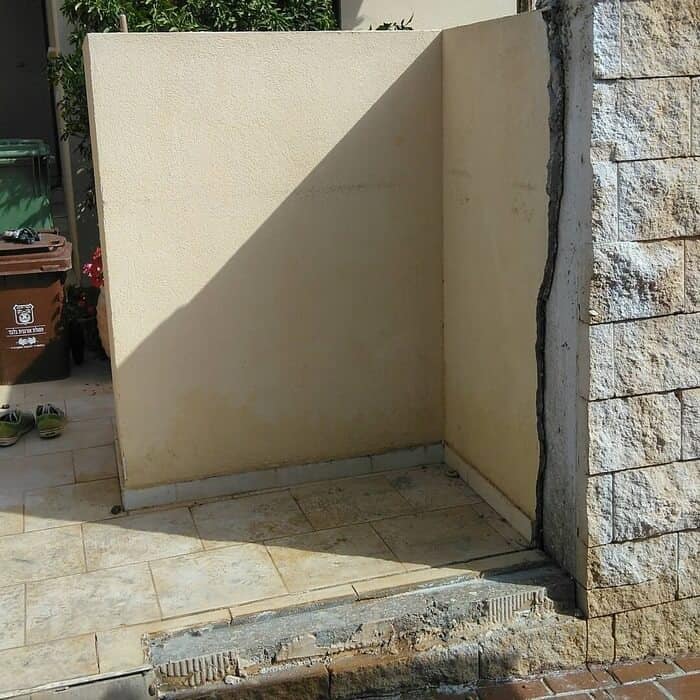 חומה מאבן ירושלמית מנוסרת על ידי ניסור בטון